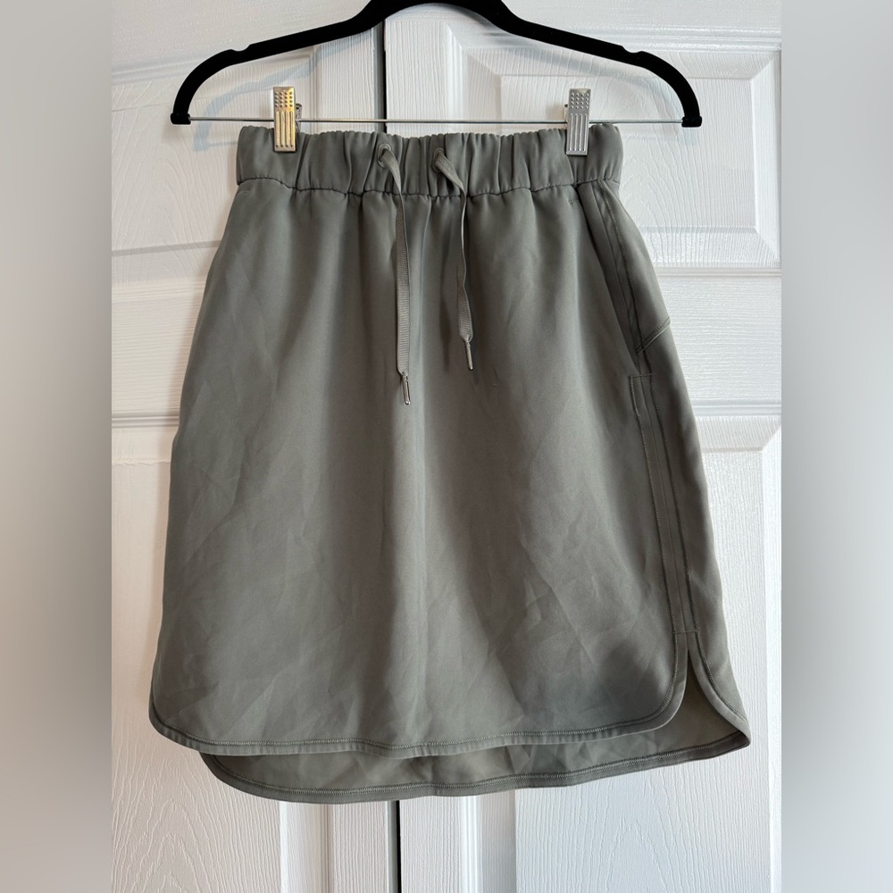 lululemon athletica Grey on the fly skirt sz 4